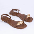 Sandália Rasteira Tiras Minimalistas com Metal Orgânico Marrom