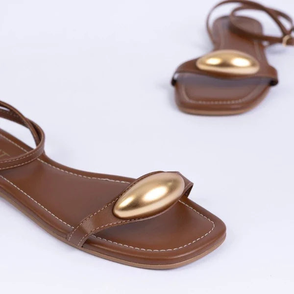 Sandália Rasteira Tiras Minimalistas com Metal Orgânico Marrom