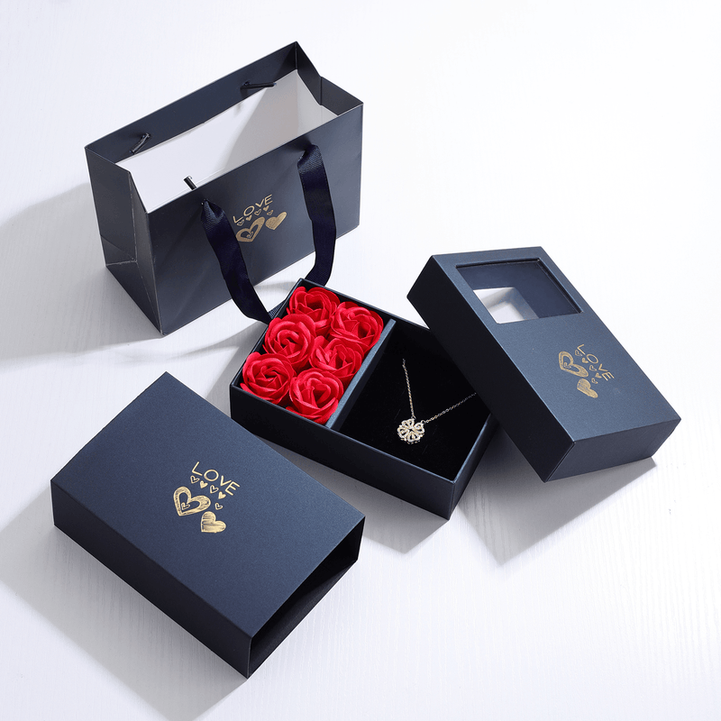 Colar Trevo de Coração + Caixa com 6 Rosas - FRETE GRÁTIS PARA TODO BRASIL