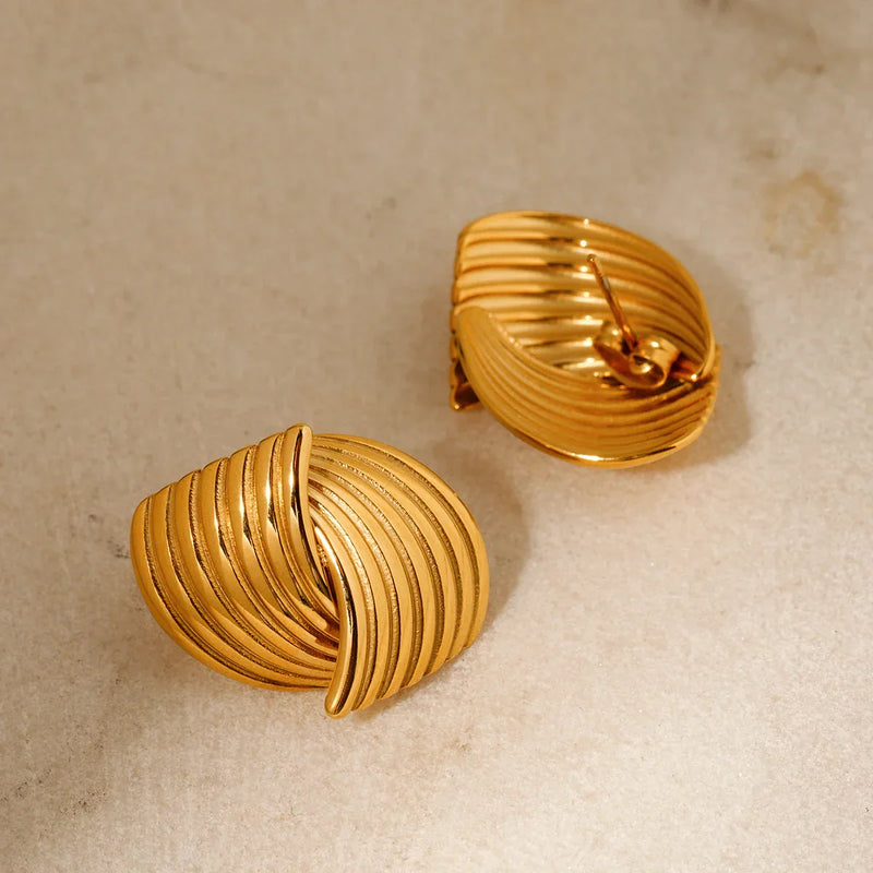 Brinco Elegante Traços Banhado a Ouro 18K