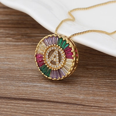Colar Medalha Inicial com Zircônias Coloridas