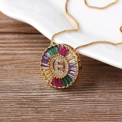 Colar Medalha Inicial com Zircônias Coloridas