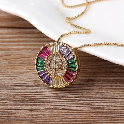 Colar Medalha Inicial com Zircônias Coloridas