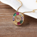 Colar Medalha Inicial com Zircônias Coloridas