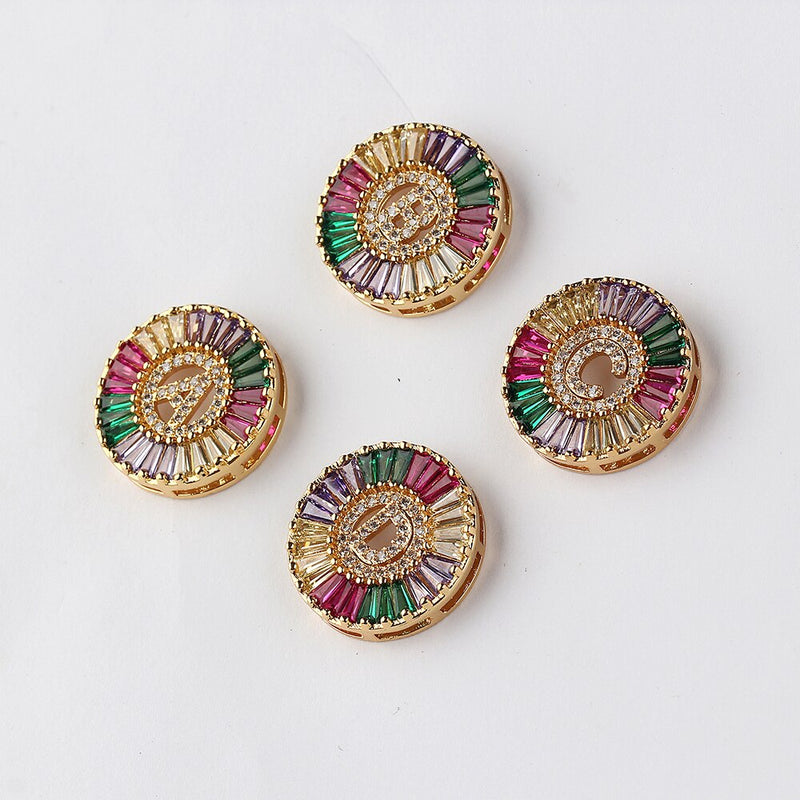 Colar Medalha Inicial com Zircônias Coloridas