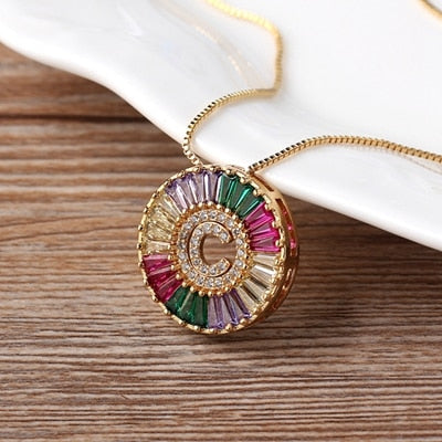 Colar Medalha Inicial com Zircônias Coloridas
