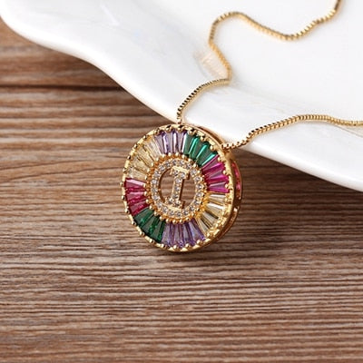 Colar Medalha Inicial com Zircônias Coloridas