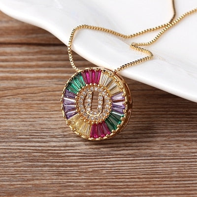 Colar Medalha Inicial com Zircônias Coloridas