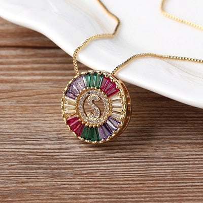 Colar Medalha Inicial com Zircônias Coloridas