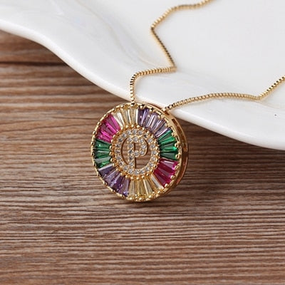 Colar Medalha Inicial com Zircônias Coloridas