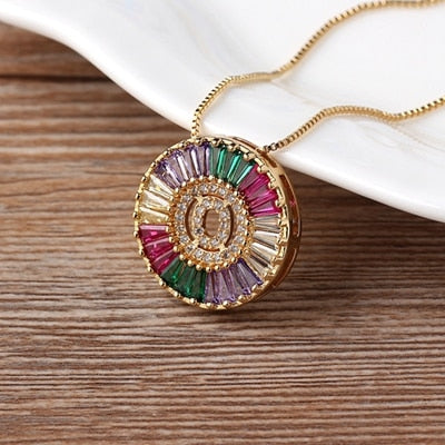 Colar Medalha Inicial com Zircônias Coloridas