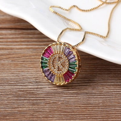 Colar Medalha Inicial com Zircônias Coloridas