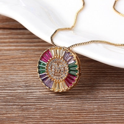 Colar Medalha Inicial com Zircônias Coloridas