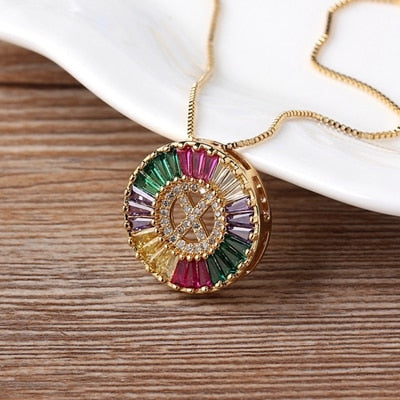 Colar Medalha Inicial com Zircônias Coloridas