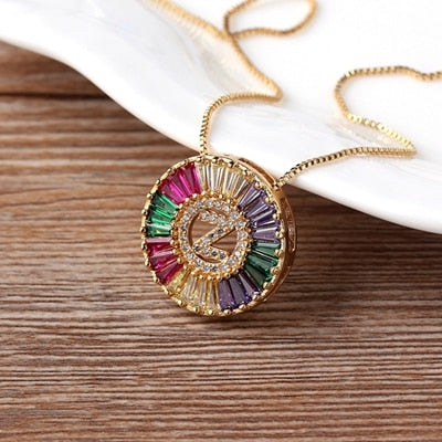 Colar Medalha Inicial com Zircônias Coloridas