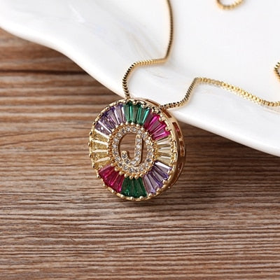 Colar Medalha Inicial com Zircônias Coloridas