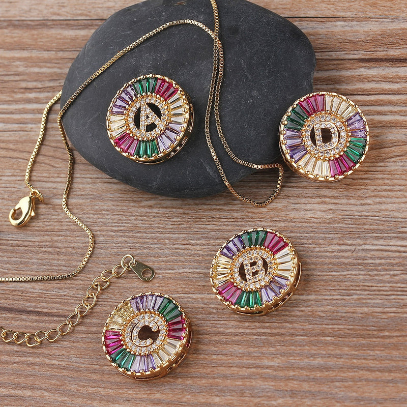Colar Medalha Inicial com Zircônias Coloridas