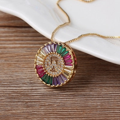 Colar Medalha Inicial com Zircônias Coloridas