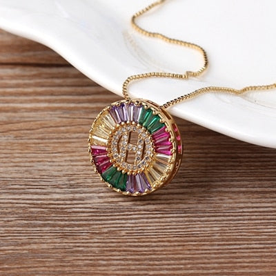 Colar Medalha Inicial com Zircônias Coloridas