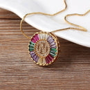 Colar Medalha Inicial com Zircônias Coloridas