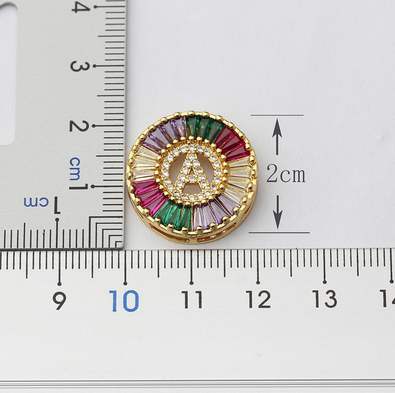 Colar Medalha Inicial com Zircônias Coloridas