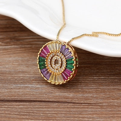 Colar Medalha Inicial com Zircônias Coloridas