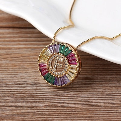Colar Medalha Inicial com Zircônias Coloridas