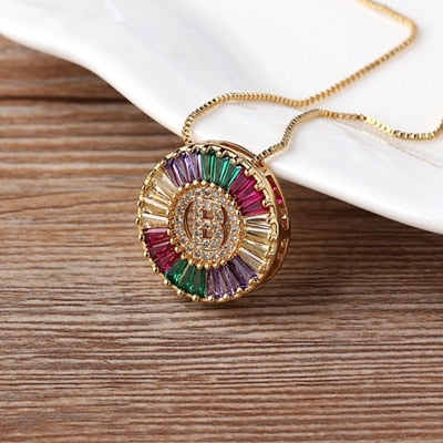 Colar Medalha Inicial com Zircônias Coloridas