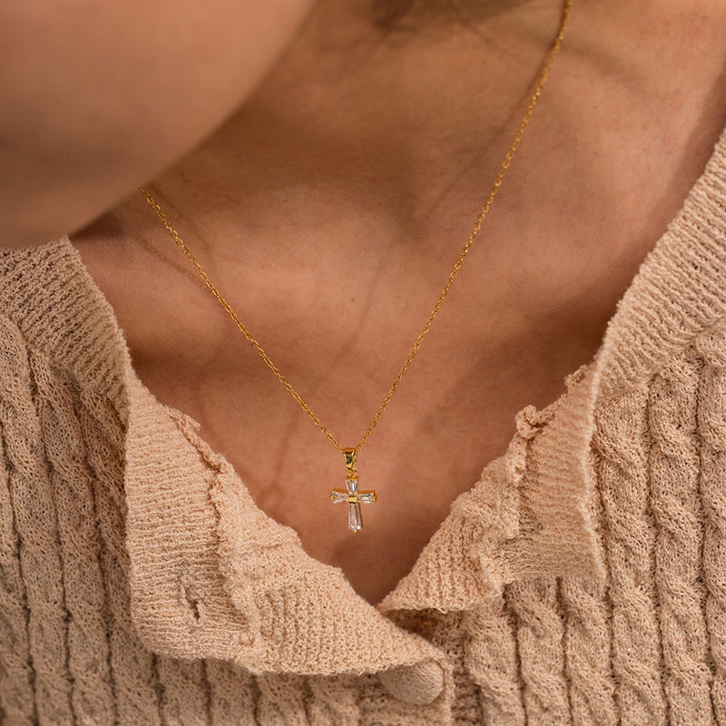 Colar Fé Cruz com Zircônia Baguete Banhado a Ouro 18K