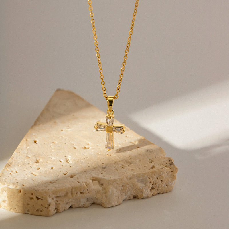 Colar Fé Cruz com Zircônia Baguete Banhado a Ouro 18K