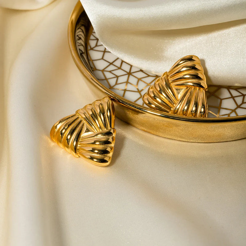 Brinco Trançado Triangular Banhado a Ouro 18K
