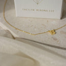 Colar de Letra Minimalista banhado a Ouro 18K