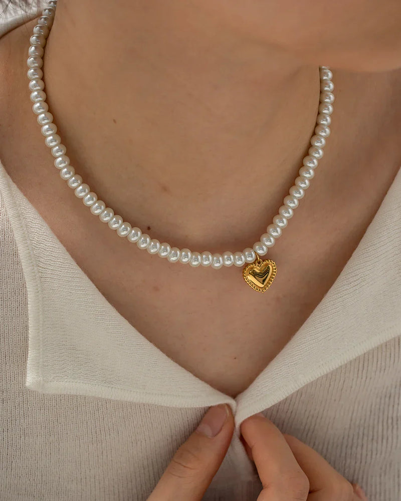 Colar Estilo Pérolas com Pingente de Coração Delicado
