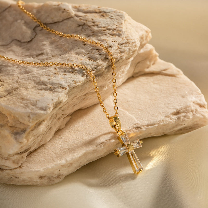 Colar Fé Cruz com Zircônia Baguete Banhado a Ouro 18K