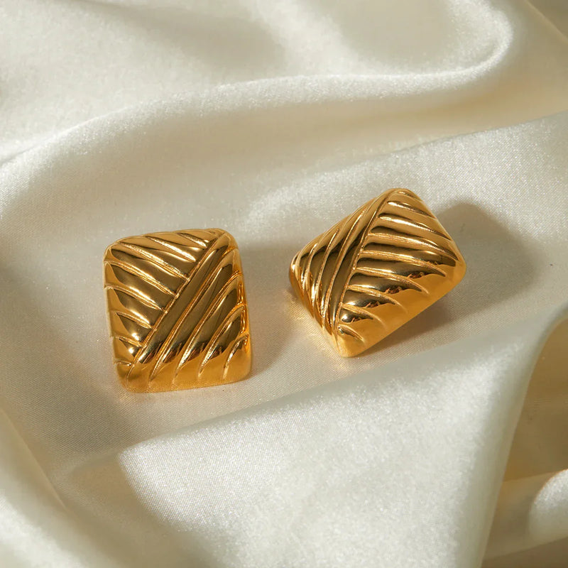 Brinco Quadrado Riscos Banhado a Ouro 18K