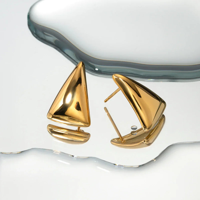 Brinco Minimalista Triângulo Banhado a Ouro 18K
