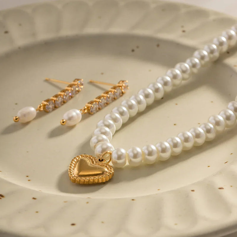 Colar Estilo Pérolas com Pingente de Coração Delicado