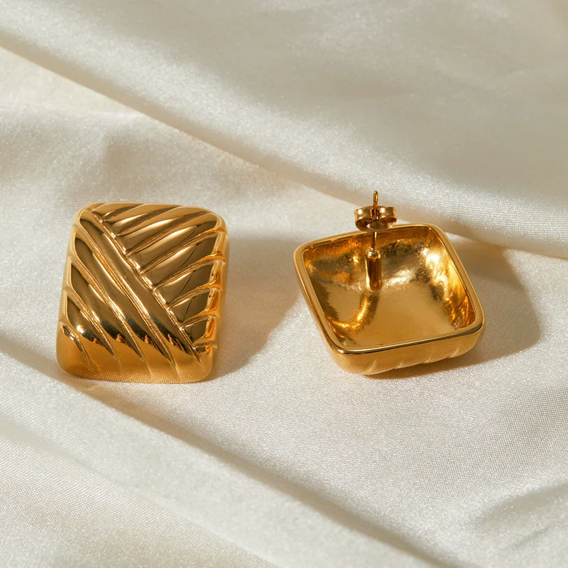 Brinco Quadrado Riscos Banhado a Ouro 18K