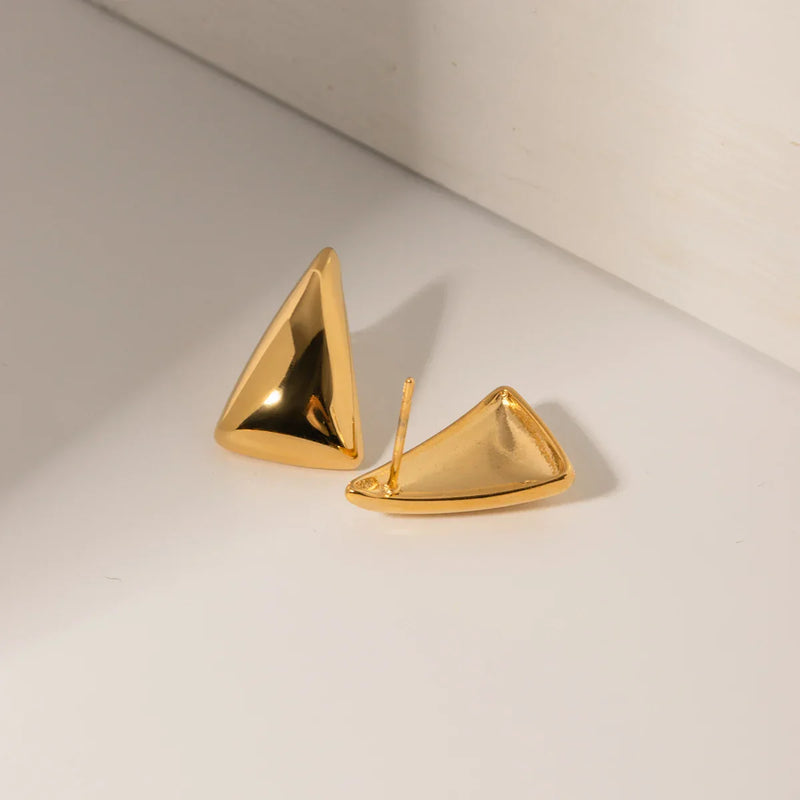 Brinco Minimalista Triângulo Banhado a Ouro 18K