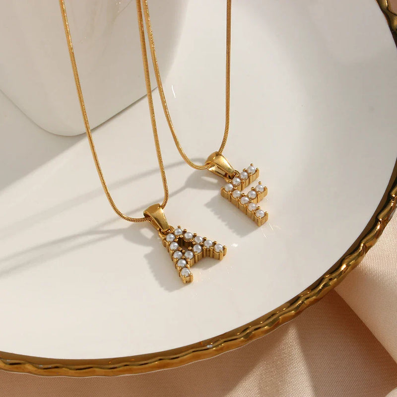Colar Letra Inicial com Pérolas Banhado a Ouro 18K