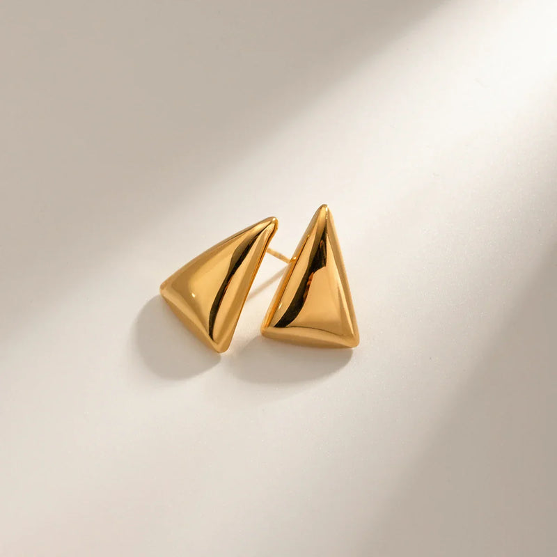 Brinco Minimalista Triângulo Banhado a Ouro 18K