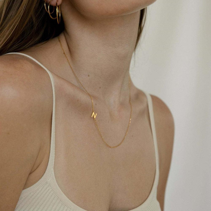 Colar de Letra Minimalista banhado a Ouro 18K