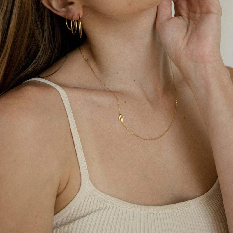Colar de Letra Minimalista banhado a Ouro 18K