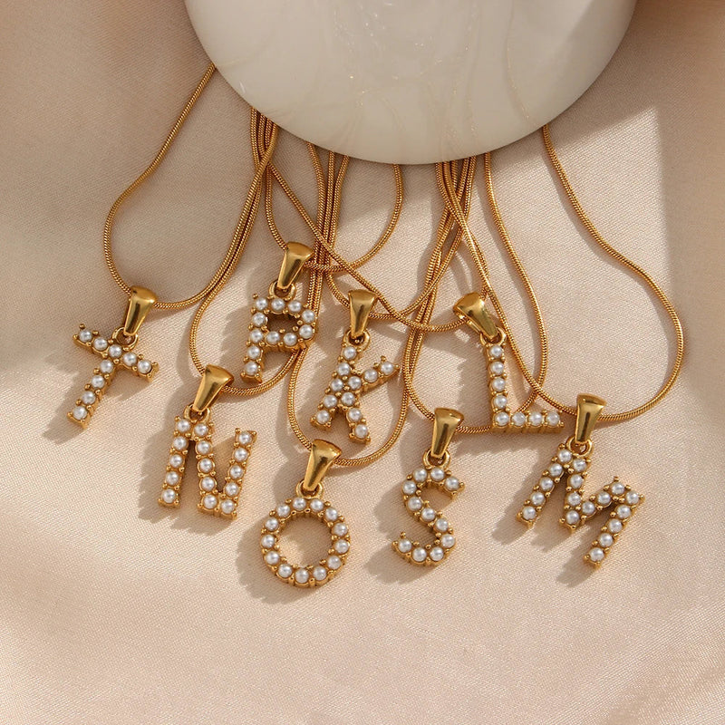 Colar Letra Inicial com Pérolas Banhado a Ouro 18K